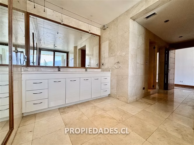 Departamento en venta de 2 dorm. en Lo Barnechea