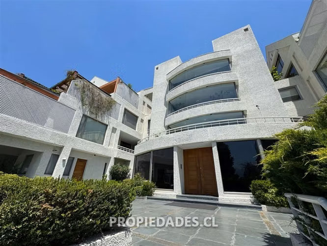 Departamento en venta de 2 dorm. en Lo Barnechea