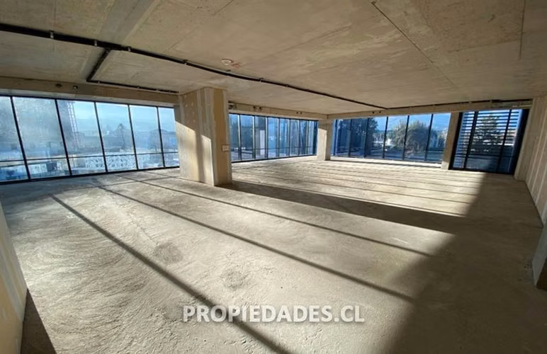 Oficina arriendo Av. La Dehesa - Autopista Costanera Norte