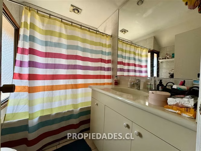 Casa en venta de 4 dorm / servicio en Las Condes