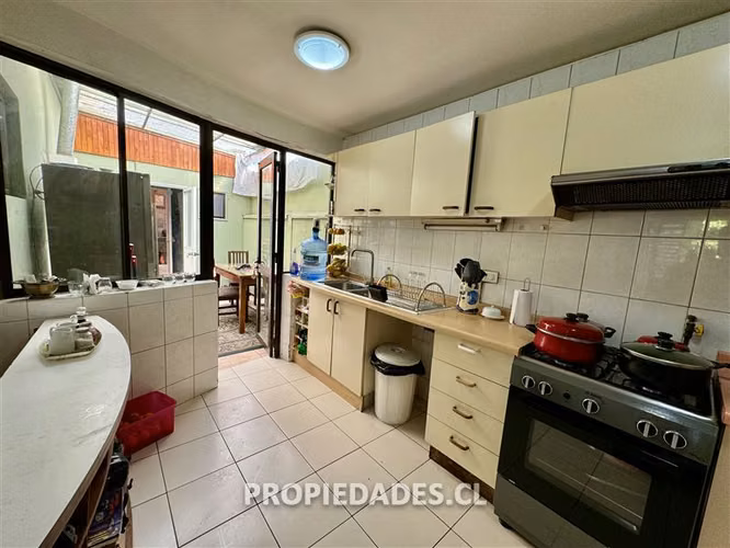 Casa en venta de 4 dorm / servicio en Las Condes