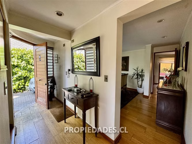 Casa en venta de 4 dorm / servicio en Las Condes