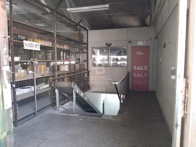 Bodega en arriendo o venta – San Diego 940 mts.