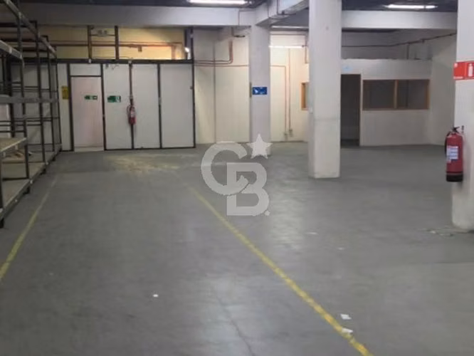 Bodega en arriendo o venta – San Diego 940 mts.