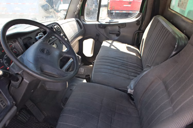 Camion Freightliner m2 106 año 2014 Carroceria Bebidas Cortinas Metalicas