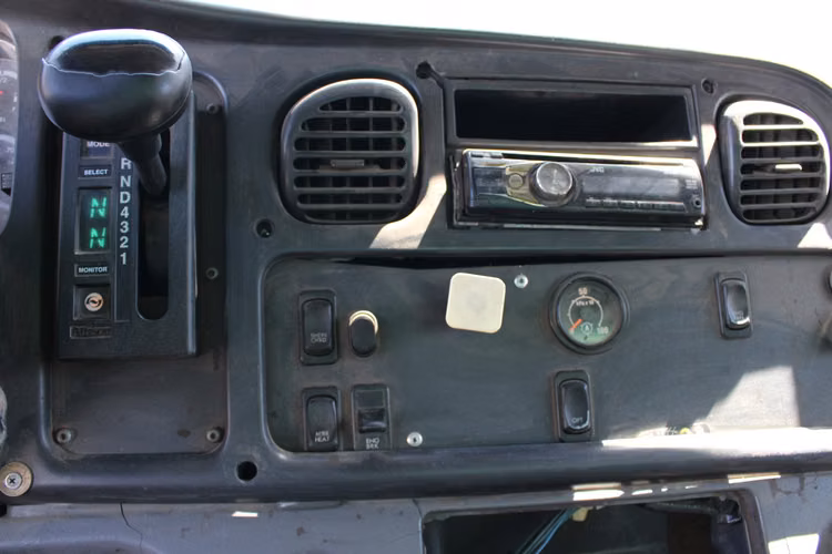 Camion Freightliner m2 106 año 2014 Carroceria Bebidas Cortinas Metalicas