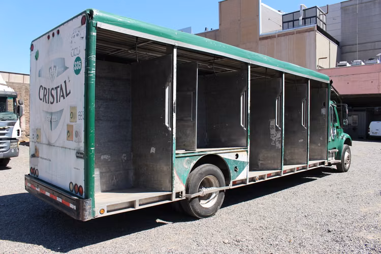 Camion Freightliner m2 106 año 2014 Carroceria Bebidas Cortinas Metalicas