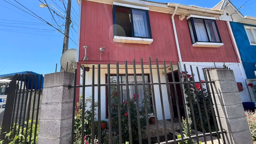 Se vende casa de 2 pisos en Coronel