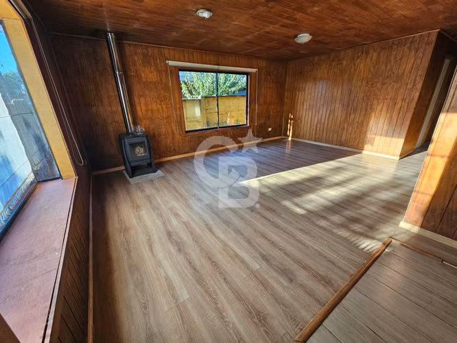 Se vende casa grande con 3 dormitorios.