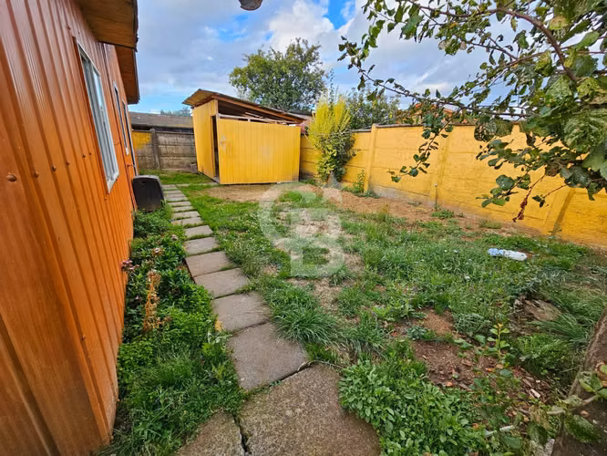 Se vende casa grande con 3 dormitorios.