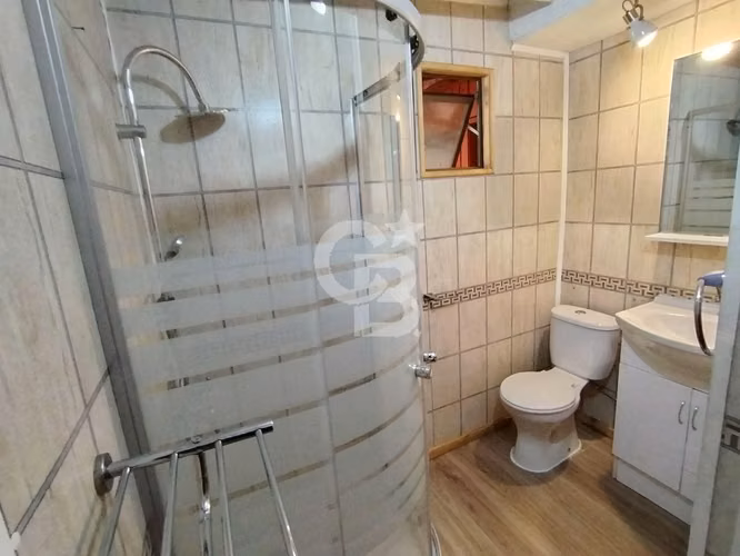 Se vende casa grande con 3 dormitorios.