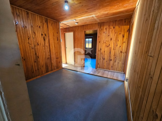 Se vende casa grande con 3 dormitorios.