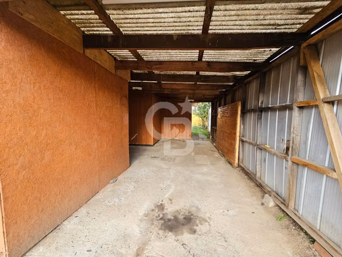 Se vende casa grande con 3 dormitorios.