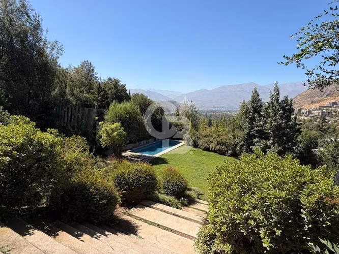 Espectacular casa  Mediterránea con vista a la cordillera