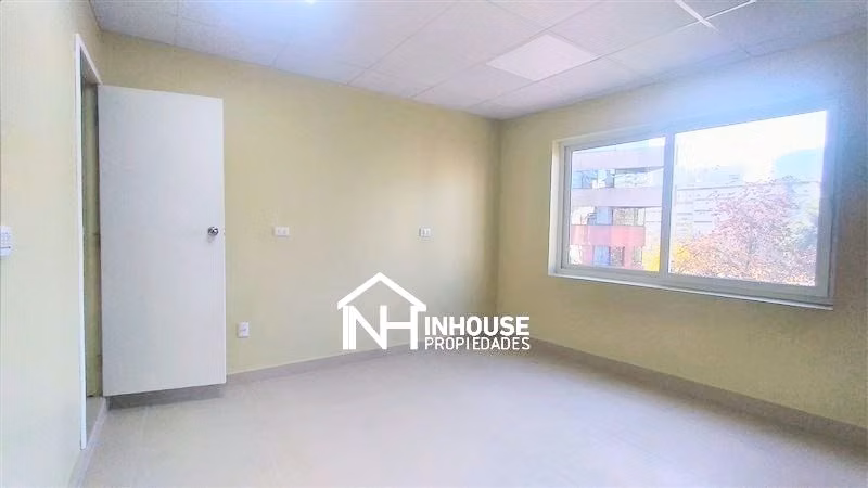 Oficina en arriendo Metro Los Leones. Providencia