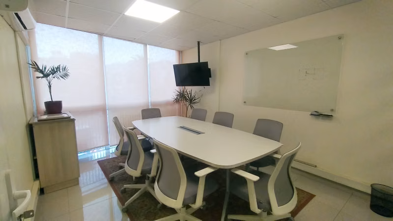 Ofi en arriendo. Metro Los Leones