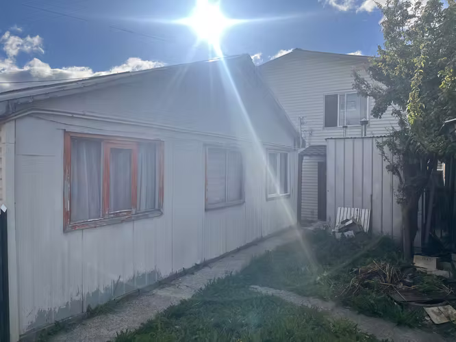Amplia Propiedad de esquina, 3 Casas, Barrio 18