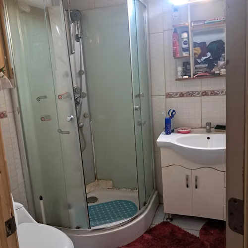 Amplia Propiedad de esquina, 3 Casas, Barrio 18