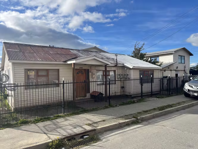 Amplia Propiedad de esquina, 3 Casas, Barrio 18