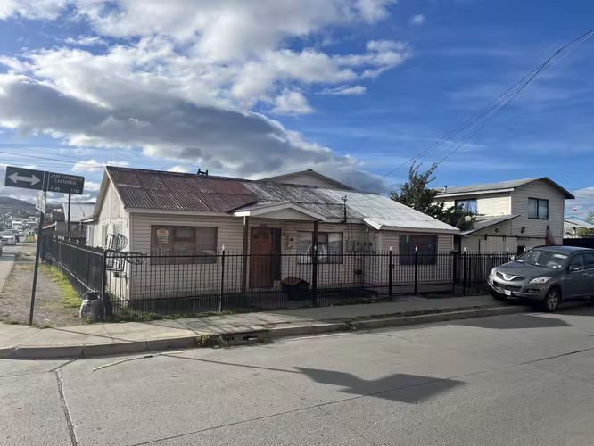 Amplia Propiedad de esquina, 3 Casas, Barrio 18