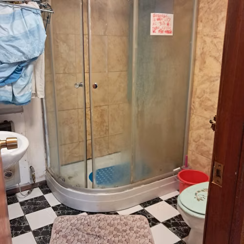 Amplia Propiedad de esquina, 3 Casas, Barrio 18