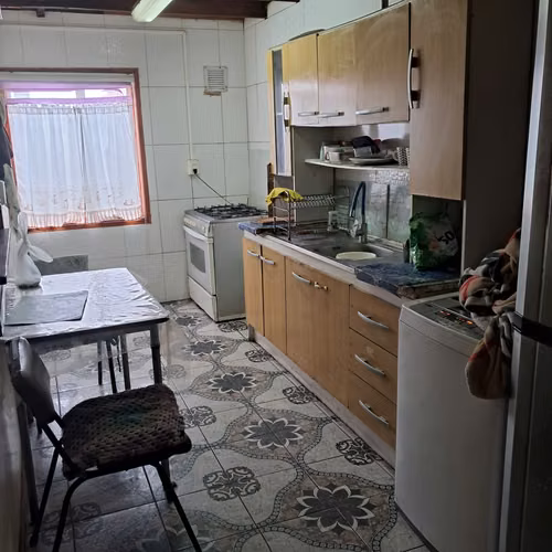 Amplia Propiedad de esquina, 3 Casas, Barrio 18