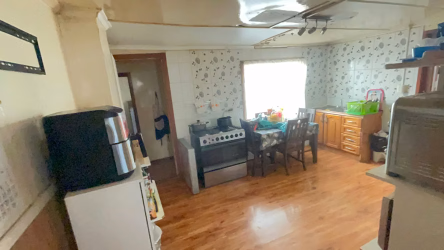 Amplia Propiedad de esquina, 3 Casas, Barrio 18
