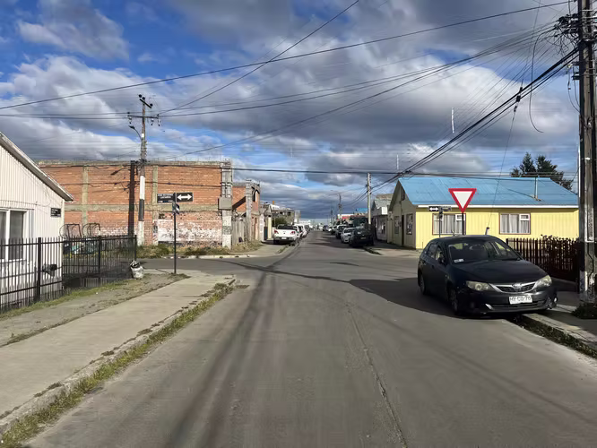 Amplia Propiedad de esquina, 3 Casas, Barrio 18