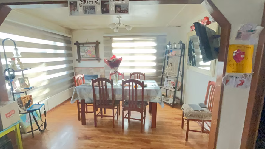 Amplia Propiedad de esquina, 3 Casas, Barrio 18