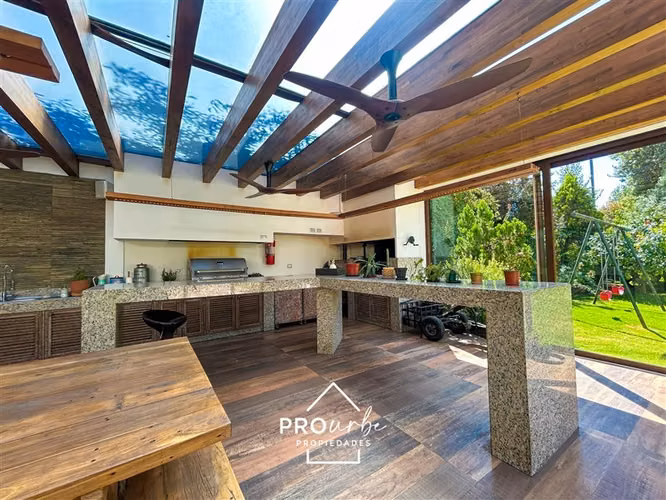 Casa en venta, 7 dorm. Con acceso y vista a Cancha de Golf