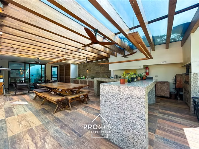 Casa en venta, 7 dorm. Con acceso y vista a Cancha de Golf