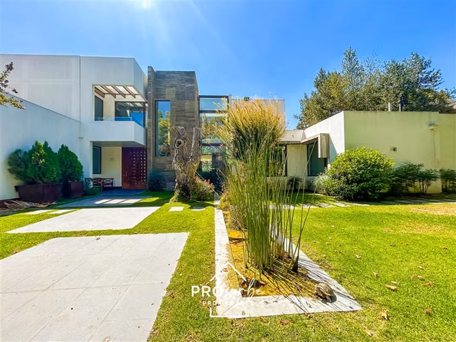 Casa en venta, 7 dorm. Con acceso y vista a Cancha de Golf
