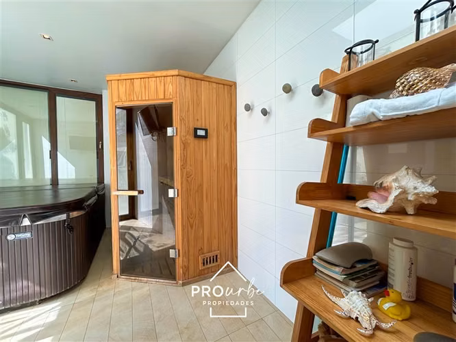 Casa en venta, 7 dorm. Con acceso y vista a Cancha de Golf