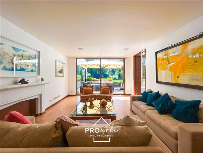 Casa en venta, 7 dorm. Con acceso y vista a Cancha de Golf