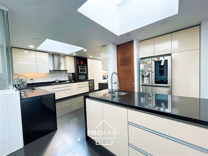 Casa en venta, 7 dorm. Con acceso y vista a Cancha de Golf