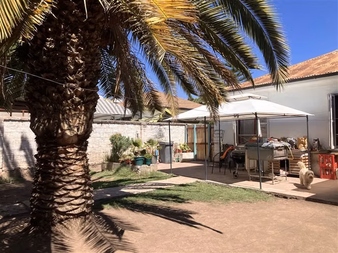 Amplia casa en venta en Recoleta con cabaña independiente