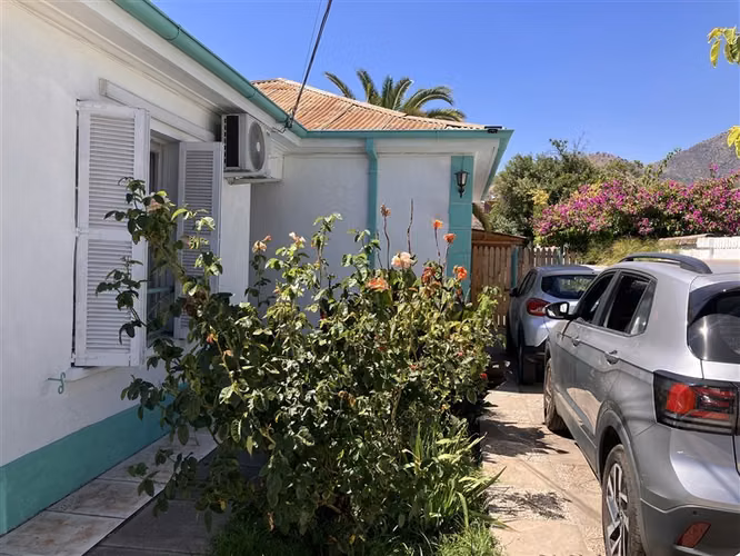Amplia casa en venta en Recoleta con cabaña independiente