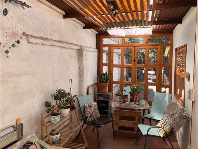 Amplia casa en venta en Recoleta con cabaña independiente