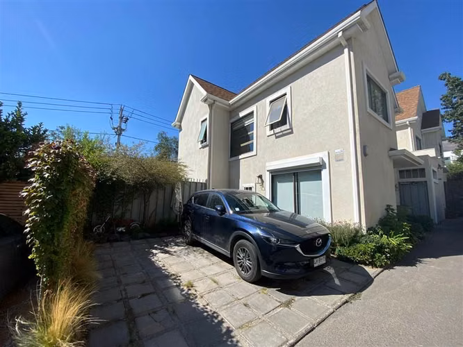 Casa en venta de 4 dorm. en La Reina