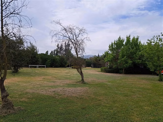 Casa en venta de 4 dorm. en María Pinto terreno 5900m2