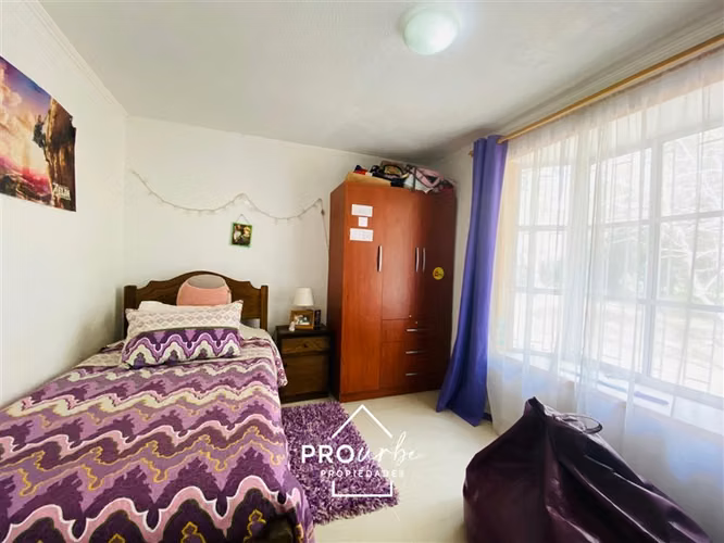 Preciosa y cómoda 210 / 5000 linda vista grandes árboles