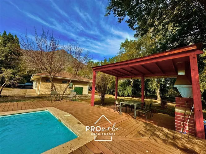 Preciosa y cómoda 210 / 5000 linda vista grandes árboles