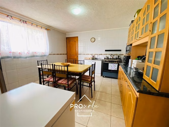 Preciosa y cómoda 210 / 5000 linda vista grandes árboles