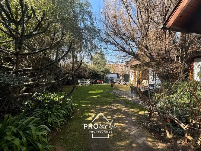 En Venta amplia casa y jardín sector Los Trapenses