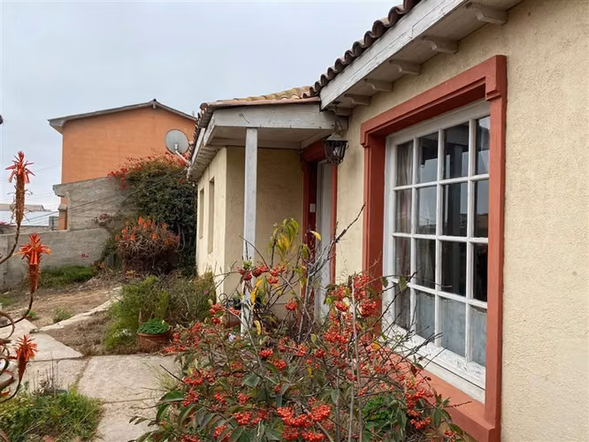 Casa con gran terreno en barrio tradicional / La Serena