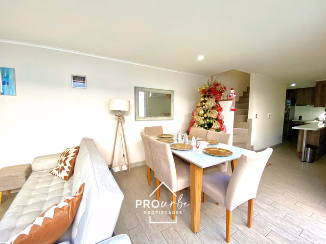 TownHouse de 3 pisos con patio y terraza panorámica - Imagen 3