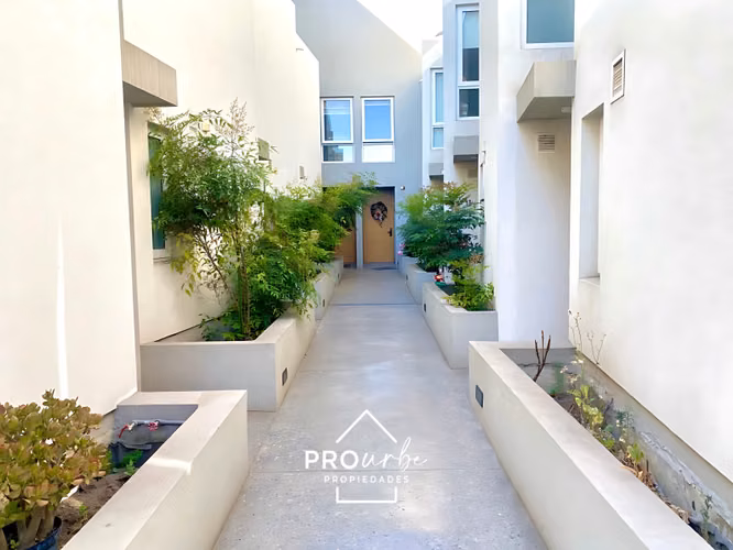 TownHouse de 3 pisos con patio y terraza panorámica - Imagen 28