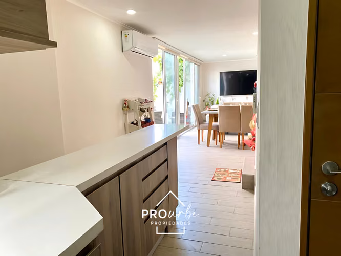 TownHouse de 3 pisos con patio y terraza panorámica - Imagen 10