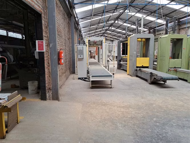 Industrial, buenos accesos, corriente trifasica, 746m2