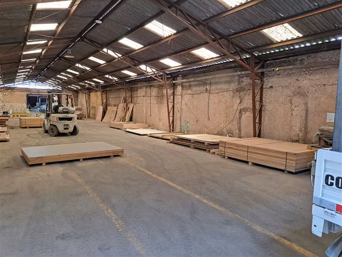 Bodega Industrial, trifasica, 580m2, buenos accesos